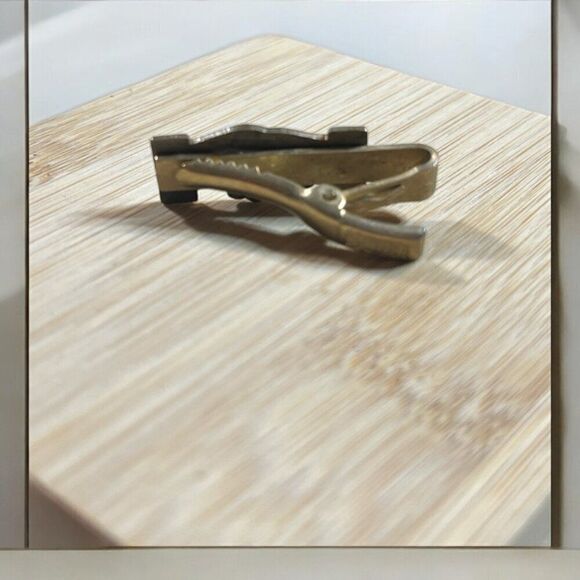 ESTATE MEN'S TIE CLIP - SHAKING HANDS- - Picture 2 of 2